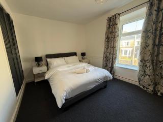 Stunning 4-Bed House in Bridgend - 6