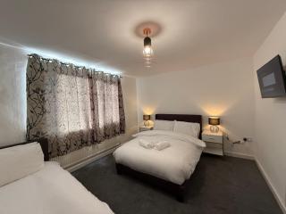 Stunning 4-Bed House in Bridgend - 3