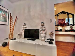 Charming Cottage with Spa and Nature Views - - 5