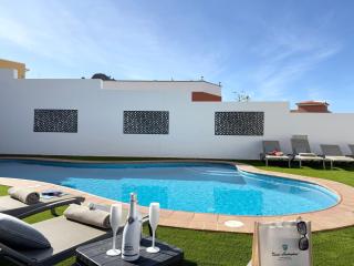Villa Amorio a spacious modern getaway with a private heated pool & Sea Views - Adeje - 9