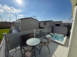 Sunnymede - B8 on Fantasy Island caravan with hot tub, WiFi, pet friendly - Meadow Lakes Caravan & Lodge Hire - Ingoldmells - 9