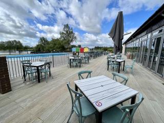 Sunflower Lodge, Pet Friendly, Free Hoburne Passes - South Cerney - 1