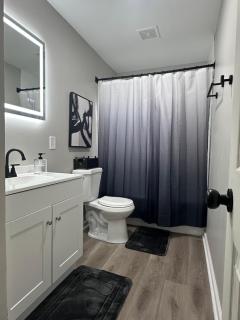 Modern 2BR Stylish Retreat Unit A Upstairs - 9