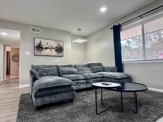 Modern 2BR Stylish Retreat Unit A Upstairs - 7