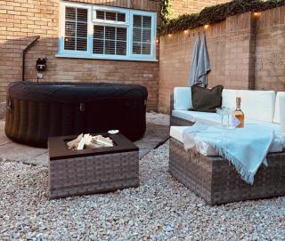 Modern Coastal Retreat, Hot Tub and Fire Pit - Lymington - 0