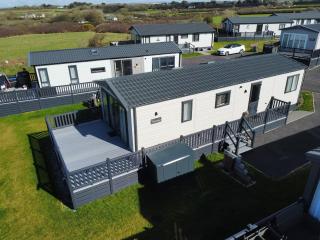 Stunning Lodge with sea and country views, sleeps 6 - Newquay - 0