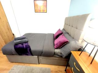3-Bed Family Haven with Free Parking - Huddersfield - 8