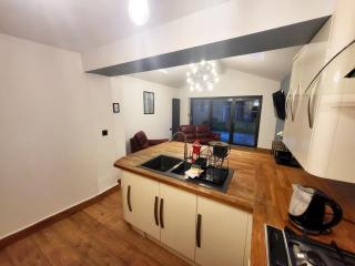 3-Bed Family Haven with Free Parking - Huddersfield - 2