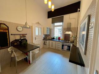 Iza Bella Classic Romantica Spacious 2BR - Budapest - 9