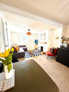 Palms 1 - Wood burner, 5 min walk to beach+parking - 8