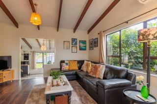 Cozy Lake Retreat Lake Views & Amazing Games Room - Hamurana - 4