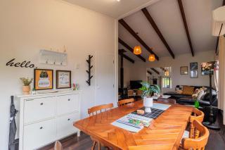 Cozy Lake Retreat Lake Views & Amazing Games Room - Hamurana - 2