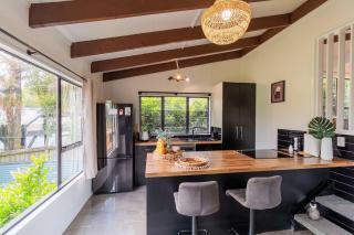 Cozy Lake Retreat Lake Views & Amazing Games Room - Hamurana - 1