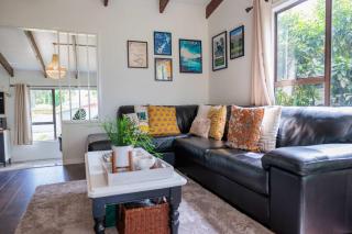 Cozy Lake Retreat Lake Views & Amazing Games Room - Hamurana - 3