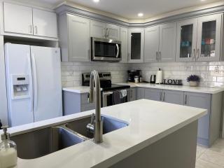 Victoria Family Vacation Home - King Bed Private Yard BBQ Deck Gazebo - 4 Minutes To The Falls - 7