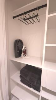 Spacious Bright 9ft Ceiling with Private Entrance - Milton - 2