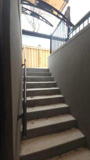 Spacious Bright 9ft Ceiling with Private Entrance - Milton - 1