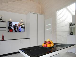 A comfortable holiday home with a swimming pool and jacuzzi in Miedzywodzie - Międzywodzie - 3