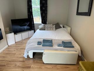 Perfect For Contractors and Leisure Stays Sheffield Home With King Or Twin bed Option - Longley - 1