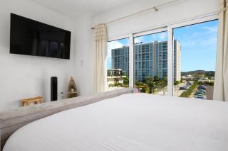 Location is everything! - Luxurious - Free parking - on the Strip! - Palm-Eagle Beach - 1