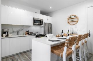 Location is everything! - Luxurious - Free parking - on the Strip! - Palm-Eagle Beach - 7