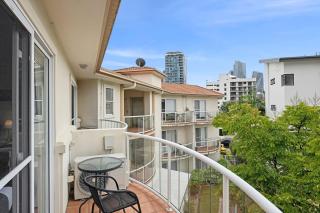 Stylish Coastal Retreat in the Heart of Broadbeach - Gold Coast - 2