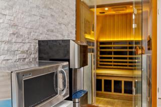New 2025-Ocean Sands Beach Boutique Inn -Sauna and Saltwater-Mineral Pool until 4AM-Free Beach Bikes and Golf Carts for Famous Beach-50 Item Breakfast Buffet -PM Cookies and Popcorn -Ultra Sparkling Certified-Free Laundry -4 Grand Black Beds in all rooms - Kill Devil Hills - 6