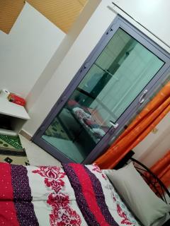 Built-in cabinet room with balcony - Abu Dhabi - 3