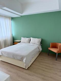 Condo Roughly 30 mins from NAIA with view of Greenhills - Manila - 4