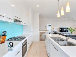 Modern Coastal with Sparkling Sea Views in Victor Harbor - Victor Harbor - 3