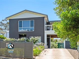 Modern Coastal with Sparkling Sea Views in Victor Harbor - Victor Harbor - 0