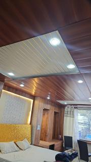Heritage Heaven stay room gold - Varanasi - 8