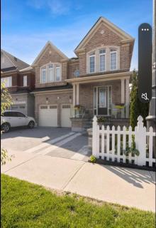 Comfortable & Cozy 2BR Hideaway - Brampton - 1