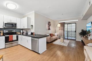 Ideal 1BR Apt in Santa Monica Pool, Gym, Free Parking 2 min to Promenade - Los Angeles - 5