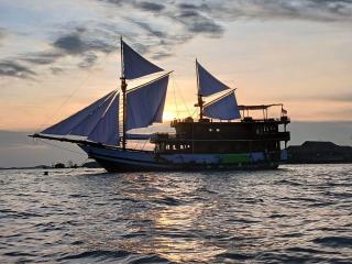 Gallia Phinisi Batam - 9