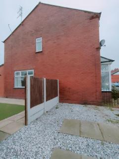 Spacious and Comfy Pad - Perfect for Long Stays & Contractors - Close to Sports Village, Leigh Market, and Mesnes Park - Easy Parking - Speedy Wi-Fi - Free On-Site or Nearby Parking - Private Luxury Garden - 4