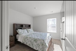 Elegant Townhouse Retreat Near Mall Of Georgia - 3