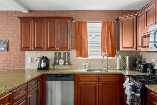 Newark Gem Ruby 3BR, 3BA - Sleeps 12 - Walk to Prudential Center and Newark Penn Station, Near EWR and American Dream Mall, includes Parking - WiFi - Laundry - Backyard - Gym - Newark - 5