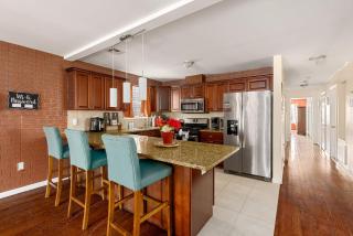 Newark Gem Ruby 3BR, 3BA - Sleeps 12 - Walk to Prudential Center and Newark Penn Station, Near EWR and American Dream Mall, includes Parking - WiFi - Laundry - Backyard - Gym - Newark - 7