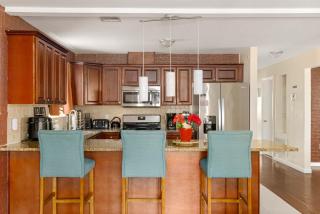 Newark Gem Ruby 3BR, 3BA - Sleeps 14 - Walk to Prudential Center and Newark Penn Station, Near EWR and American Dream Mall, includes Parking - WiFi - Laundry - Backyard - Gym - 3