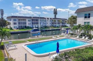 Waterfront 2-Bedroom Retreat in Longboat Key - 9