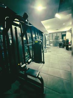 Modern 3BR Getaway Perfect for Families & Groups 10 pax - Jelutong - 6