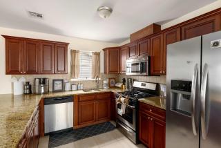 Newark Gem Pearl 3BR, 2BA - Sleeps 8 - Walk to Prudential Center and Newark Penn Station, Near EWR and American Dream Mall, includes WiFi - Laundry - Backyard - Gym - Newark - 6