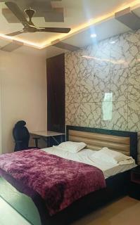 Shri Hari Hotel - - 4