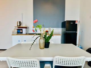 Spacious 3BR Retreat Comfort & Convenience in Prime Location 2-10pax - 0