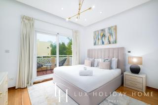 LUX The Meadows 5 Bed Villa - Dubai - 1