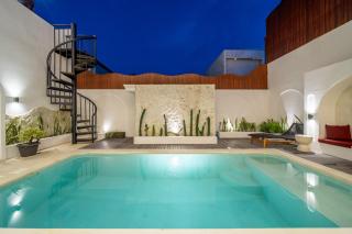 Alisa 3- Exquisite 3-Bedroom Villa with Stunning Rooftop Views in Prime Canggu Location - Canggu - 3