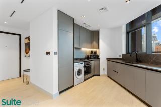 Luxe 2 Bedroom with Burj Khalifa and Canal Views - 2