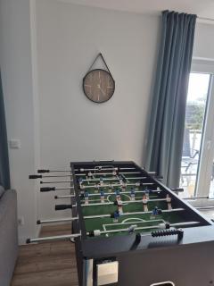 Luxsuite Still und Komfort 2 Balkon Elektrogrill Tischfussball TV-75 Zoll - 3