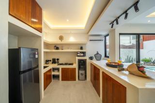 Elegant 3 Bedroom Villa with Spectacular Rooftop Views in Canggu - 3